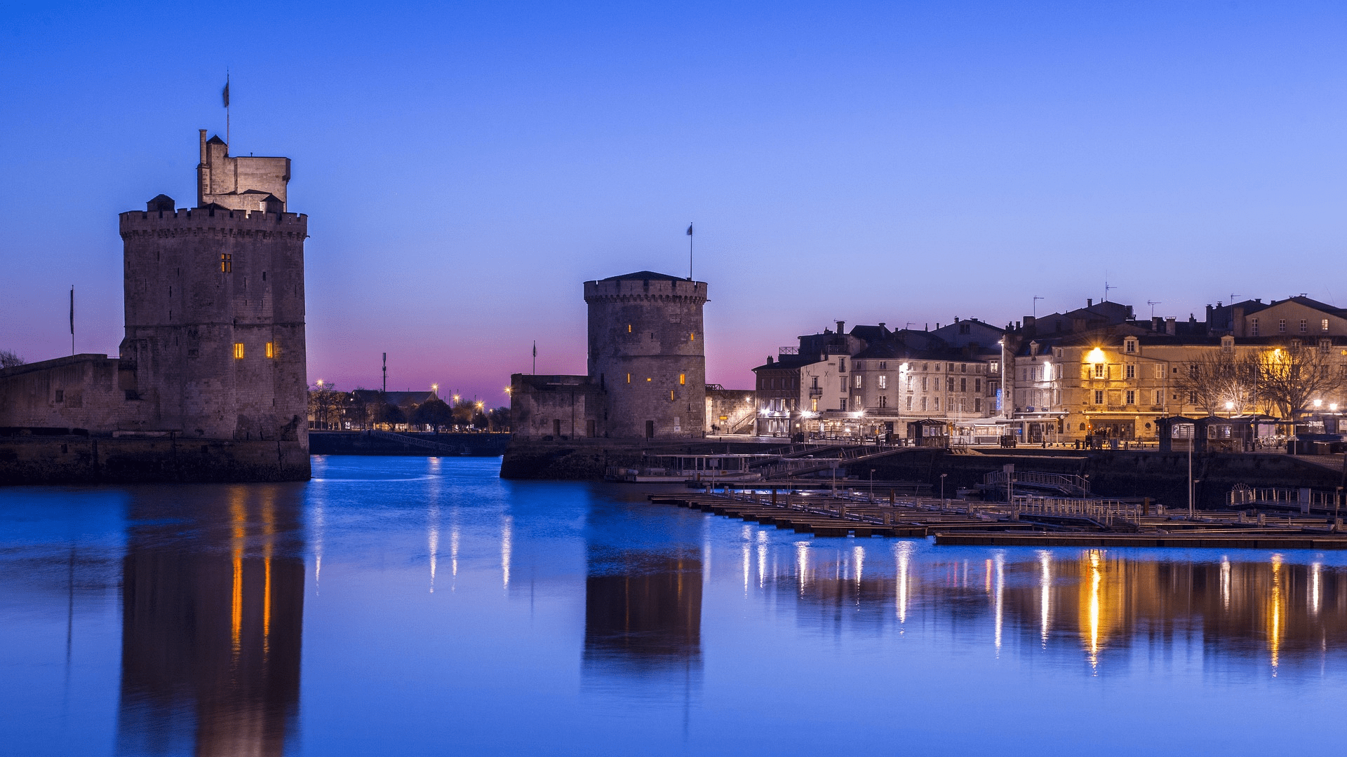 Vue de nuit sur le port de La Rochelle