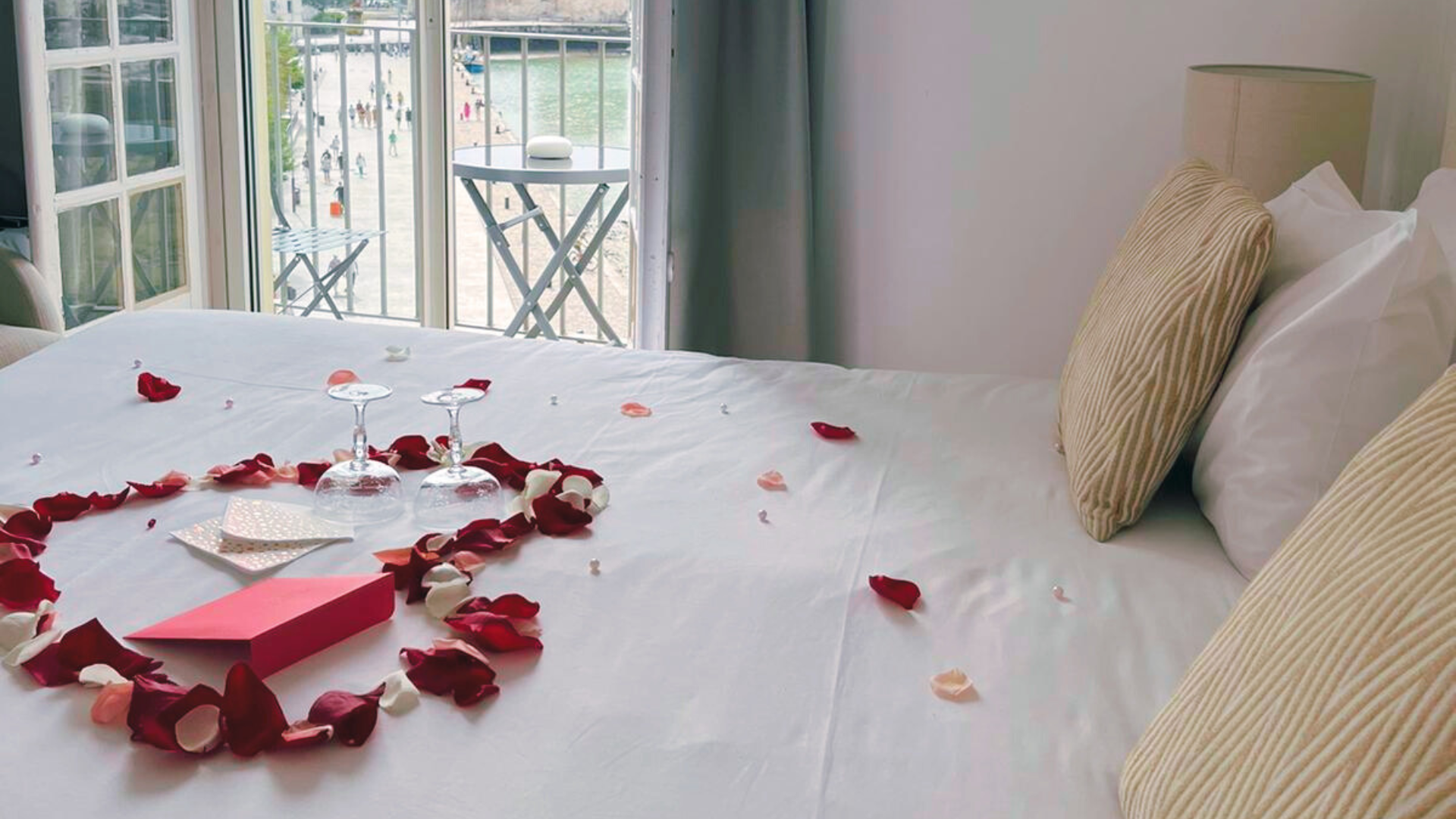 pétales de rose disposés sur le lit avec une vue sur le Vieux Port