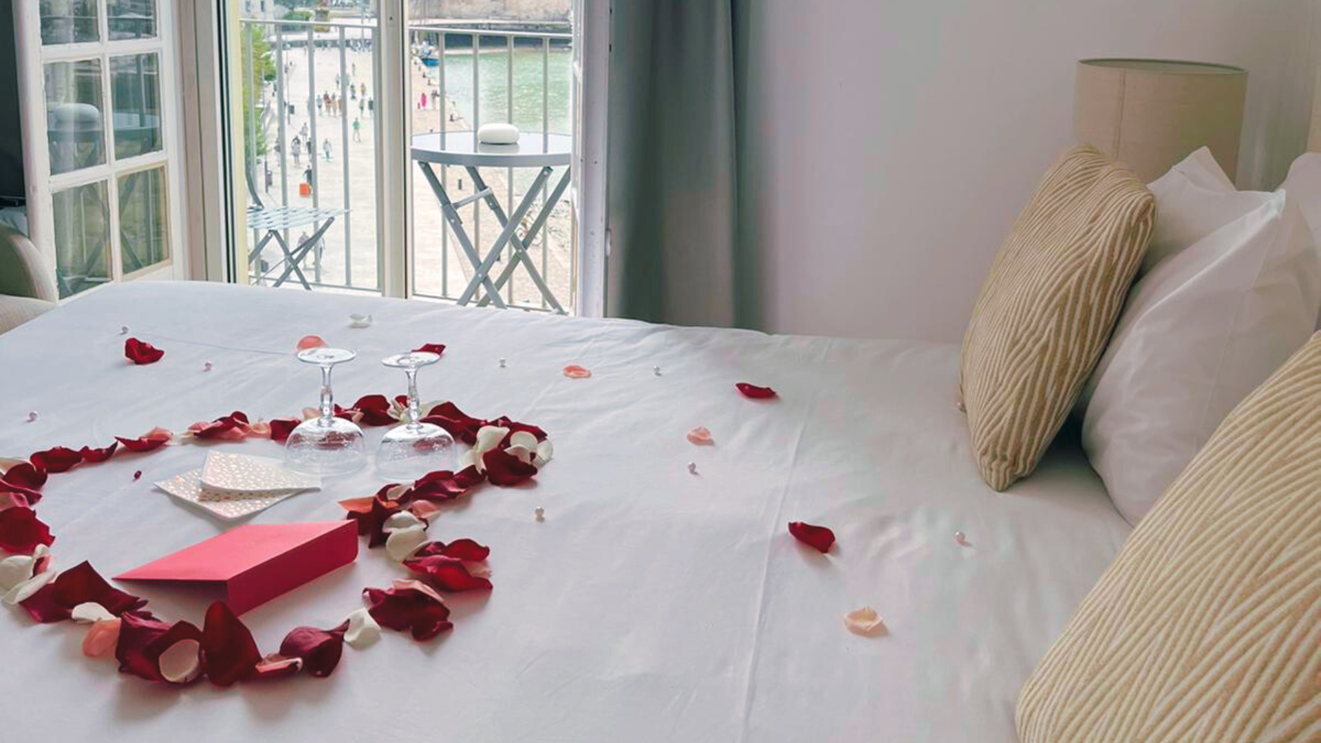 Pétales de roses sur le lit avec une vue sur le Vieux Port